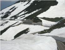 ５月のオープン時には見上げるほどの高い雪の壁を横目に（乗鞍スカイライン）