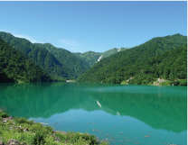 エメラルドグリーン、乳白色、ブルーへと時間によって変化する白水湖